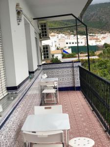 阿尔戈多纳莱斯Casa Antonio Algodonales的大楼内带桌椅的阳台