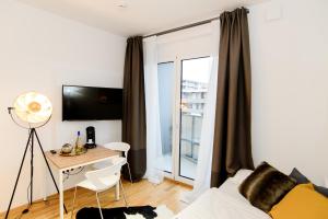 Apart Hotel Messe Munich - my room Apartments的电视和/或娱乐中心