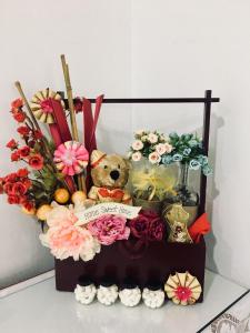 马六甲巴克卡迪因达旅舍的一只泰迪熊坐在鲜花盒子里