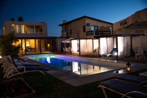 拉帕洛马Cara Colomba的夜间在房子前面的游泳池