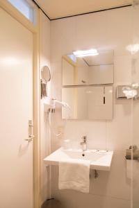 玛库姆维吉兰特海滨酒店的白色的浴室设有水槽和镜子