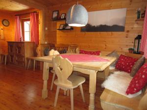 图拉彻霍赫Chalet Kornock的木制用餐室配有桌椅