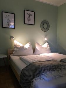格拉茨Terrace by BestChoice - FREE Parking - Self Check-in的一间卧室配有带白色床单和枕头的床。