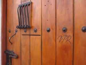 莱瓦镇Villa Pepita Real的木门上放着一束围墙武器