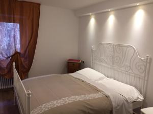 拉瓦罗内Hotel du Lac Parc & Residence的窗户客房内的一张白色床