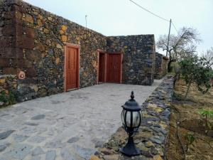 IsoraCasa Rural LUCÍA的前面有路灯的石头建筑