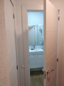 科尔内拉德罗布雷加特科尔内雅旅馆及餐厅的浴室设有白色水槽和镜子