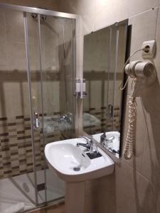 科尔内拉德罗布雷加特科尔内雅旅馆及餐厅的一间带水槽和淋浴的浴室
