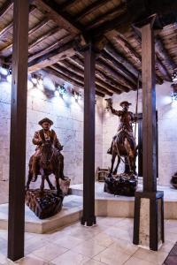 格拉纳达Casa de Reyes的一座建筑物中两个骑着马的男人的雕像