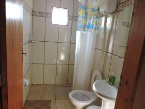 圣加布里埃尔Rm Pousada Casa De Familia的一间带卫生间和水槽的小浴室