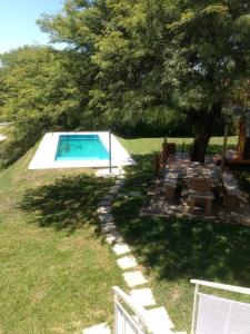拉博尔萨Casa en Villa Los Aromos的树荫庭院中的游泳池
