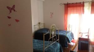 埃武拉Évora Romana Alojamentos T3 Cartuxa的卧室配有两张床,墙上挂有鱼标记