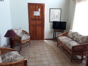 科金博卡瓦尼亚斯拉格兰德瑞纳斯公寓式酒店的客厅配有椅子、电视和门