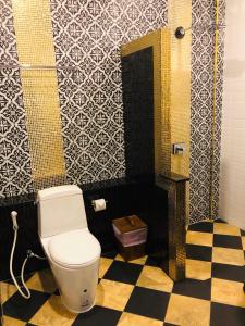 高兰Lanta Amara Resort的一间带卫生间和 ⁇ 格地板的浴室