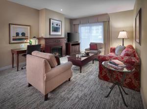 太阳峰太阳峰格兰特公寓式酒店的带沙发和壁炉的客厅