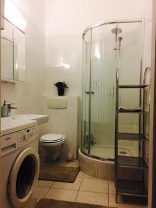 维也纳Nice Private Room in Wien Center的带淋浴、卫生间和盥洗盆的浴室
