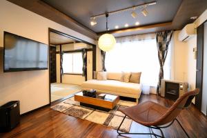 札幌One’s Villa Sapporo House的带沙发和电视的客厅