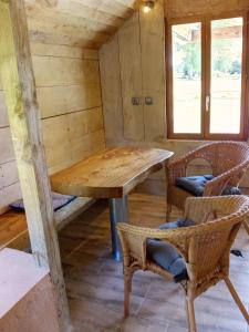 Moon-sur-ElleCabanes de moon的小屋内带桌椅的用餐室