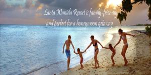 高兰Lanta Wanida Resort的日落时在海滩上玩耍的家庭