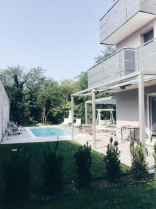 Pove del GrappaPove 2.4 Hotel的一个带游泳池和阳台的房子