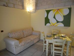 新福卡Casa Nina by RENTHOUSESALENTO - a 50 m dal mare的客厅配有沙发和桌子