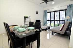 八打灵再也Happy Homestay@Icon City Petaling Jaya Sunway Subang的用餐室以及带桌椅的起居室。