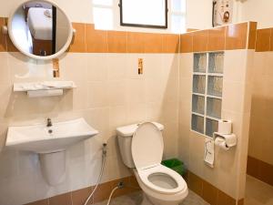 清刊江瀚纳索5酒店的一间带卫生间和水槽的浴室