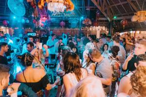 长滩岛Frendz Hostel Boracay的一群人在酒吧的聚会上