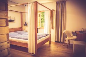 查姆斯特奥登图姆酒店的一间卧室配有一张天蓬床和窗户