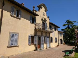 卡斯泰尔菲奥伦蒂诺Villa di Cabbiavoli的带阳台和百叶窗的古老建筑
