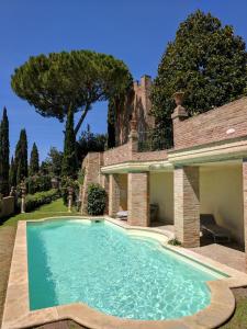 卡斯泰尔菲奥伦蒂诺Villa di Cabbiavoli的一座房子的院子内的游泳池