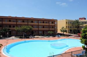 拉奥利瓦Caleta Relax - Apartamento Fuerteventura Apartment的大楼前的大型游泳池