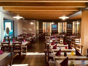 Porto Levante帕拉迪罗酒店的餐厅内带桌椅的用餐室