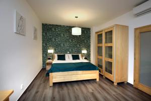 布拉格布拉格安德尔公寓的一间卧室设有一张床和砖墙