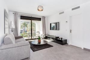 马贝拉by RIVA - Beautiful 1 Bedroom Chic Apartment in Banus Gardens的客厅配有沙发和桌子