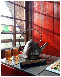 瓦利姆'chata usÓwek'的茶壶和桌子上的两杯啤酒