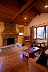 圣巴巴拉Circle Bar B Guest Ranch的客厅设有石制壁炉和沙发。