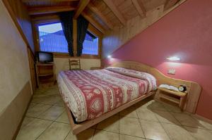 瓦尔迪登特罗Rosengarden Alpine Residence的一间卧室设有一张床和一个大窗户