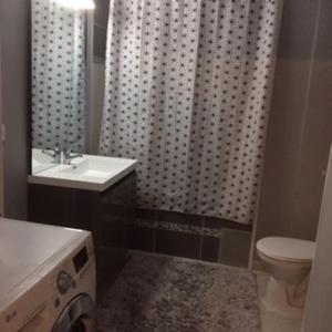 梅斯Monte Cristo的浴室配有水槽、卫生间和浴帘