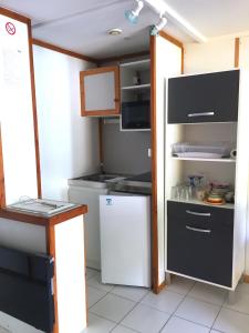 居让梅斯特拉CHALET 407 KHELUS-CLUB的小厨房配有白色冰箱和炉灶。