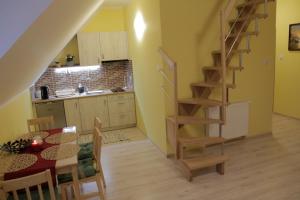 斯托尼拉斯奇Apartamenty MoToJar的厨房以及带螺旋楼梯的用餐室。