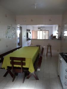 圣加布里埃尔Pousada M&J的厨房中间设有绿桌