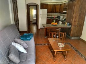弗龙特拉Apartamentos El Jablito的客厅配有沙发和桌子