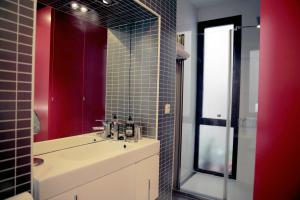 塞维利亚Loft Bordador的一间带水槽和镜子的浴室