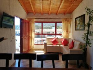 瓜塔佩El Nuevo Mirador的带沙发和大窗户的客厅