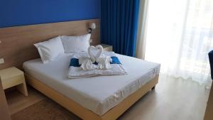 穆里吉奥尔Pensiunea Blue House的一间卧室配有带毛巾的床