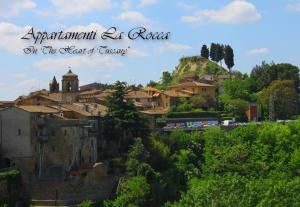 帕拉伊阿Appartamenti La Rocca的享有以山为背景的村庄美景