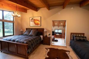 Adventure Bay布鲁尼岛冒险湾度假酒店的一间卧室配有一张床和一张沙发
