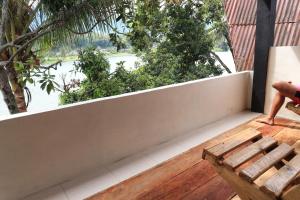 图克图克Laster Jony的的阳台设有长凳,享有水景