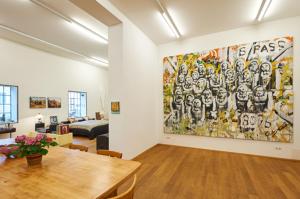 多瑙河畔克雷姆斯Manusch Apartment Krems an der Donau的客厅的墙上挂着一幅大画